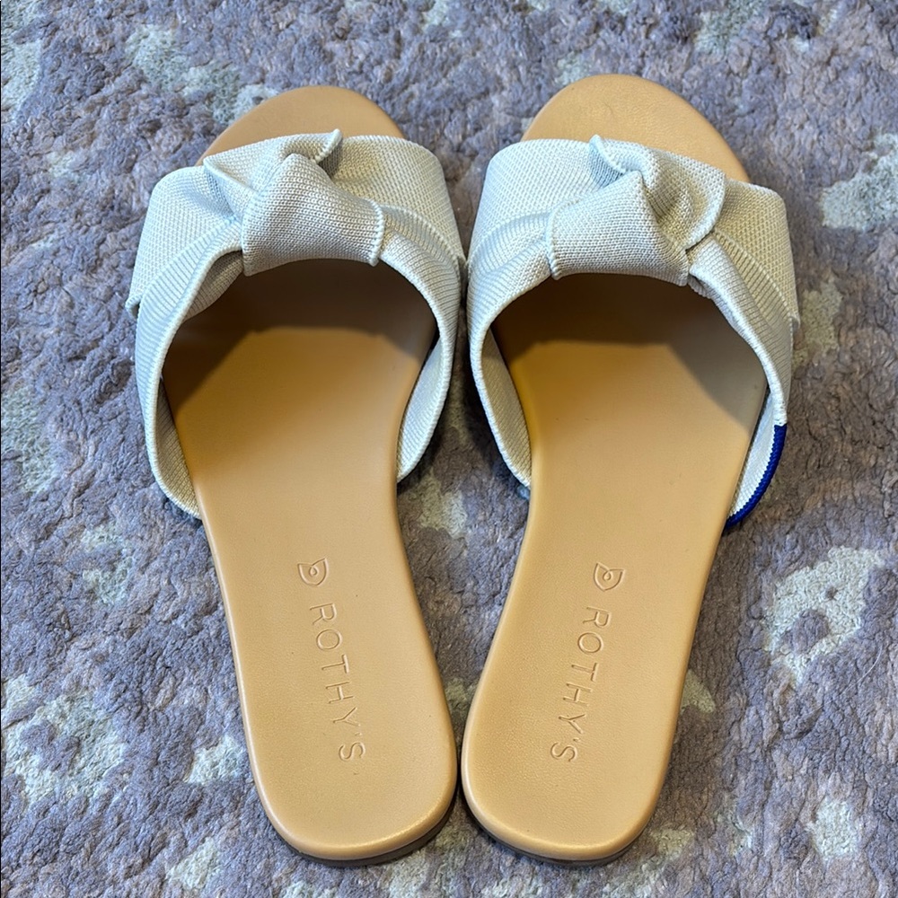 Rothy’s The Knot flat sandal in sand dollar - size 6.5
